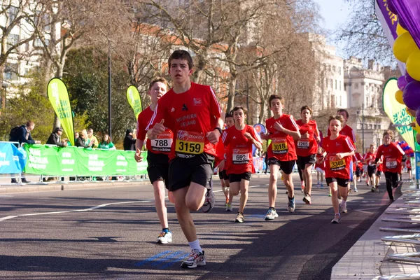 ロンドン マラソンで男の子を実行します。 — ストック写真