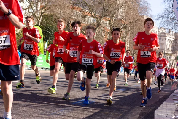 Jongens lopen in de marathon van Londen — Stockfoto