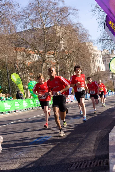 Chłopcy biegać w maratonie Londyn. — Zdjęcie stockowe