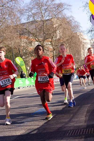 I ragazzi corrono nella maratona di Londra . — Foto Stock