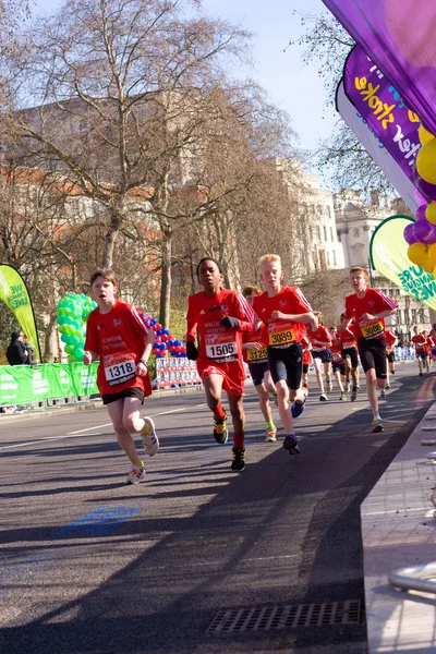 Los chicos corren en la maratón de Londres . — Foto de Stock