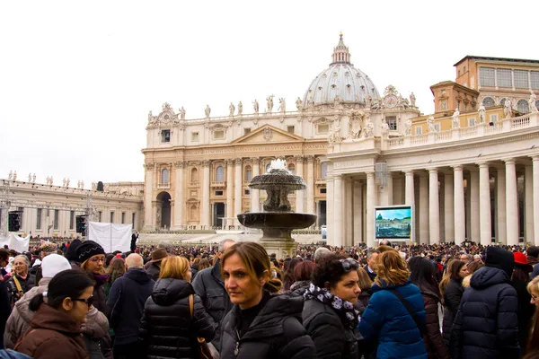 Waiting for the pope to recite the weekly Angelus prayer — Stock Photo, Image