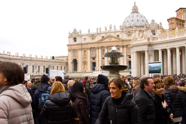 Czeka na papieża recytować co tydzień modlitwy Anioł Pański Obrazy Stockowe bez tantiem