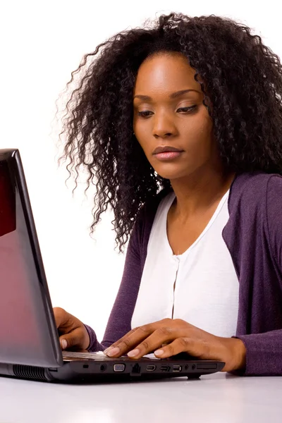 Mujer joven trabajando en un ordenador —  Fotos de Stock