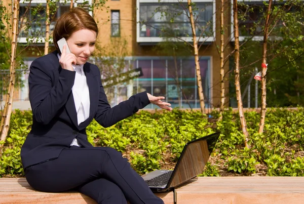 Donna d'affari con computer portatile — Foto Stock