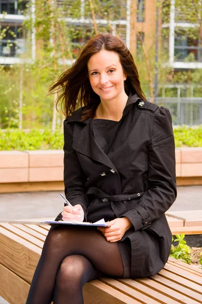 Mujer de negocios con portapapeles — Foto de Stock