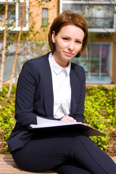 Femme d'affaires avec presse-papiers — Photo