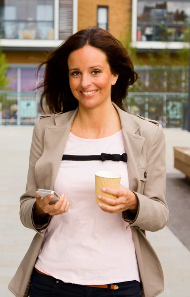 Mulher com café e telefone — Fotografia de Stock