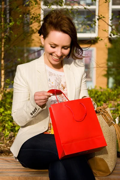 Jeune femme avec cadeau — Photo