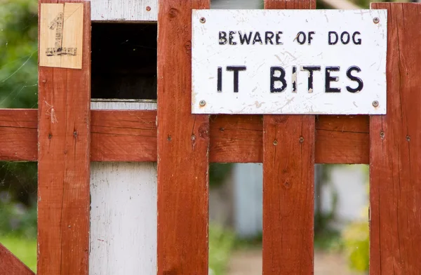 Beware των σκυλιών σημάδι — Φωτογραφία Αρχείου