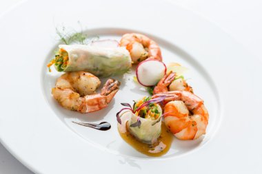 Beyaz tabakta Asya yemeği