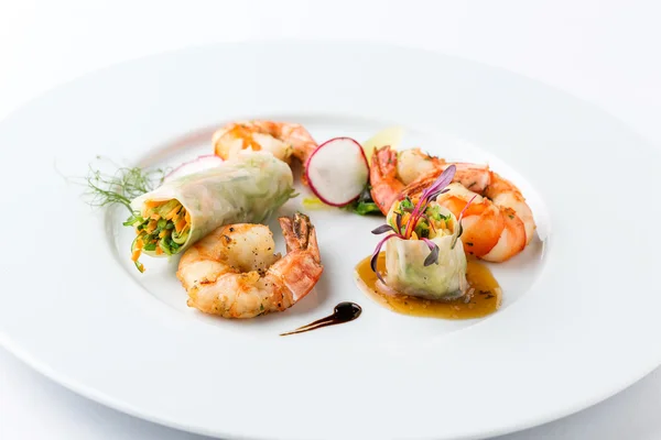 흰 접시 위에 놓인 아시아 음식 — 스톡 사진