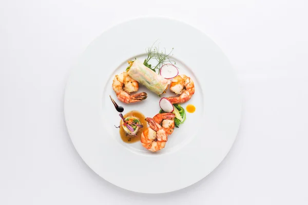 Comida asiática en plato blanco —  Fotos de Stock