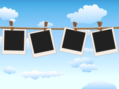 boş resim çerçeveleri mavi gökyüzü üzerinde asılı