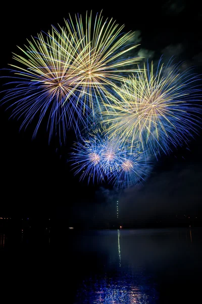 Vuurwerkshow boven het meer — Stockfoto