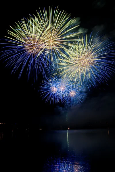 Feux d'artifice au-dessus du lac — Photo