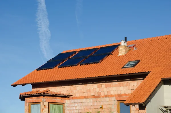 Zonnecollector op dak — Stockfoto