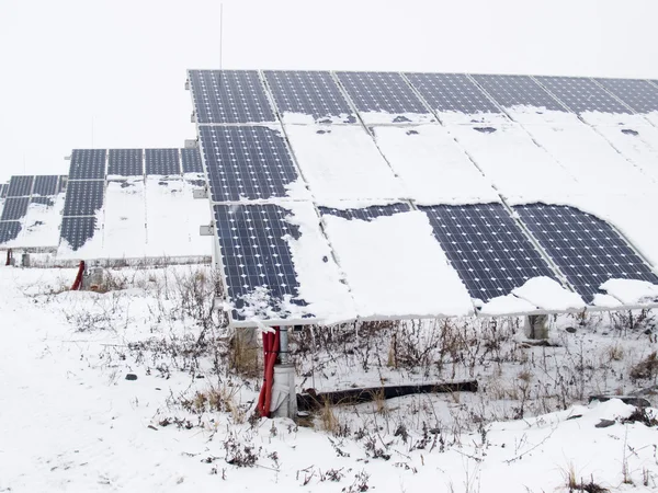 雪で覆われた太陽電池パネル — ストック写真