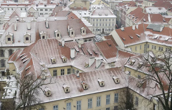 Zasněžené střechy prag — Stock fotografie