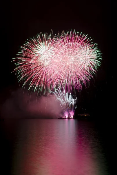 Espectáculo de fuegos artificiales coloridos —  Fotos de Stock