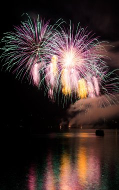 havai fişek gösterisi ile kutlama