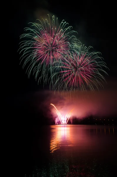 Espectacular espectáculo de fuegos artificiales —  Fotos de Stock