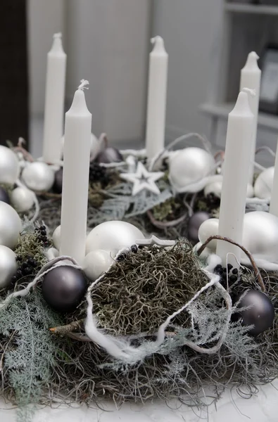 Adventskranz mit Kugeln, Sternen und Kerzen — Stockfoto