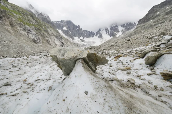 Alpina landskapet med bergen och glaciären — Stockfoto