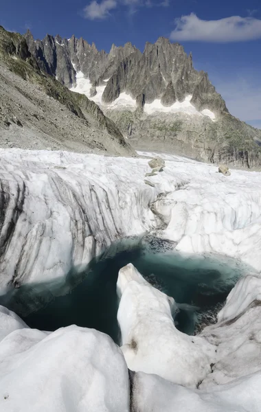 Paysage alpin avec lac glaciaire et sommets montagneux — Photo