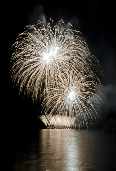 Fiesta con espectáculo de fuegos artificiales de colores —  Fotos de Stock