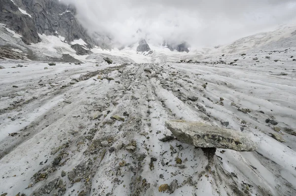 Paisaje alpino con montañas y glaciares — Foto de Stock