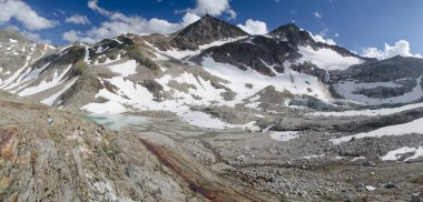 Avusturya Alpleri 'nin yaz manzarası Goldbergkees buzulu ve Windischkopf ve Alteck zirveleri, Hohe Tauern NP, Avusturya