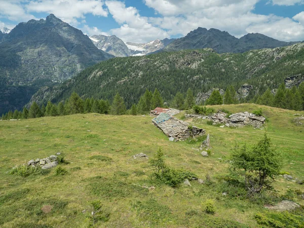 Summer Alpine Landscape Ruined Stone Shelters Mountain Peaks Valmalenco Italy — Stock Photo, Image