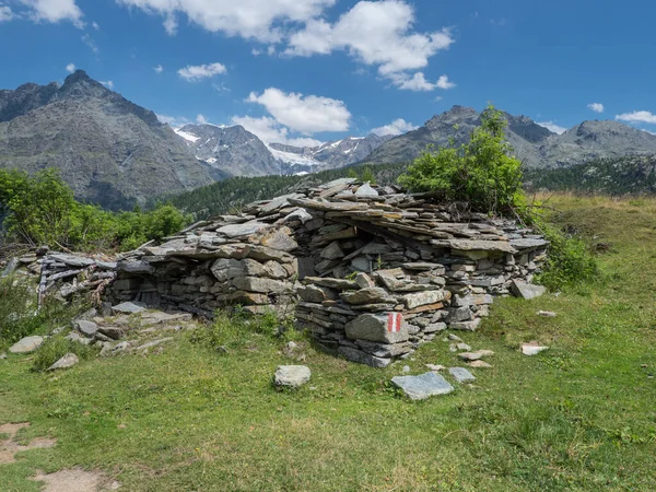 Summer Alpine Landscape Ruined Stone Shelter Mountain Peaks Valmalenco Italy — Stock Photo, Image