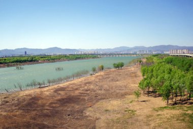 Nehir kıyısı manzarası.