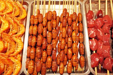 Geceleri yemek tezgahları