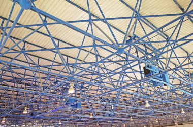 modern çatı pencereli bina