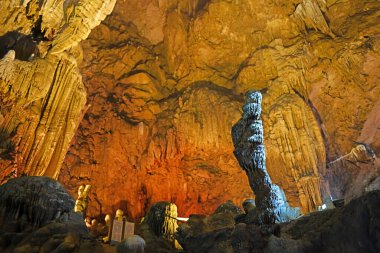 Lav mağarasında renkli ışık 