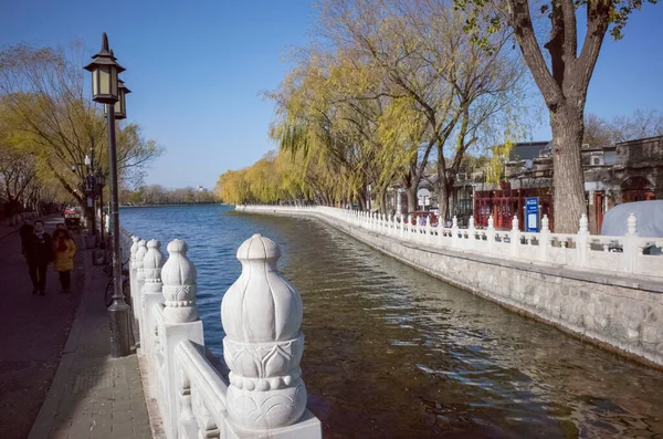 北京呼海湖中的桥与湖 — 图库照片