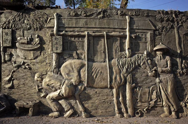 Duvarda Geçmiş Yaşam Olan Heykel — Stok fotoğraf