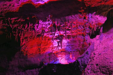 Lav mağarası kayaların üzerinde renkli bir ışık
