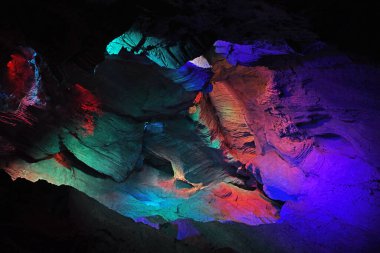 Lav mağarası kayaların üzerinde renkli bir ışık