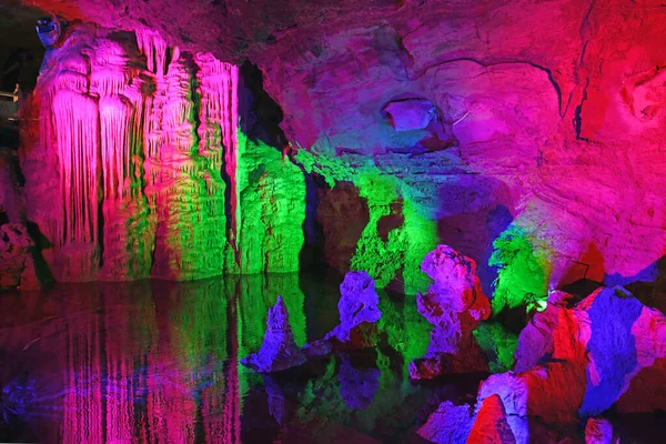 Caverna Lava Com Luz Colorida Rocha — Fotografia de Stock