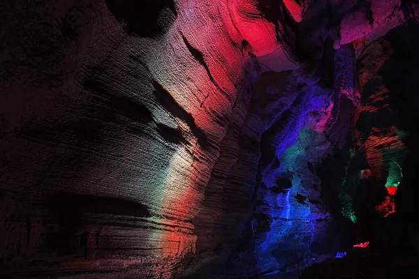 熔岩洞穴 岩石上闪烁着五彩斑斓的光芒 — 图库照片