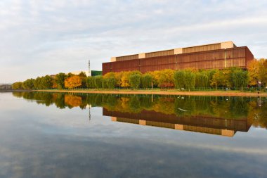 Ayna yansımalı modern bina