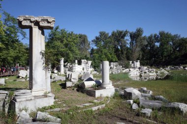 Çökmüş taş mimari eski yaz sarayındaki harabeler 