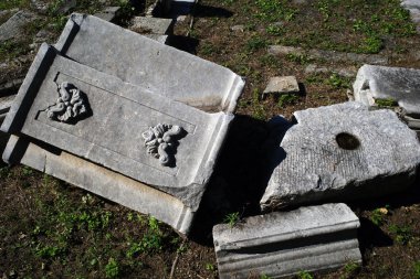 Çökmüş taş mimari eski yaz sarayındaki harabeler 