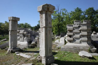 Çökmüş taş mimari eski yaz sarayındaki harabeler 