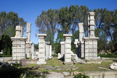 Çökmüş taş mimari eski yaz sarayındaki harabeler 