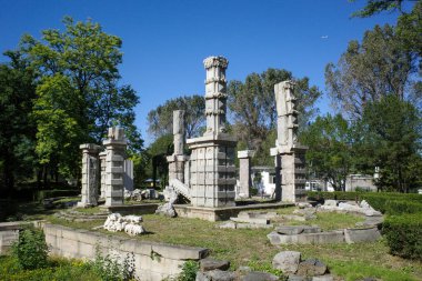 Çökmüş taş mimari eski yaz sarayındaki harabeler 
